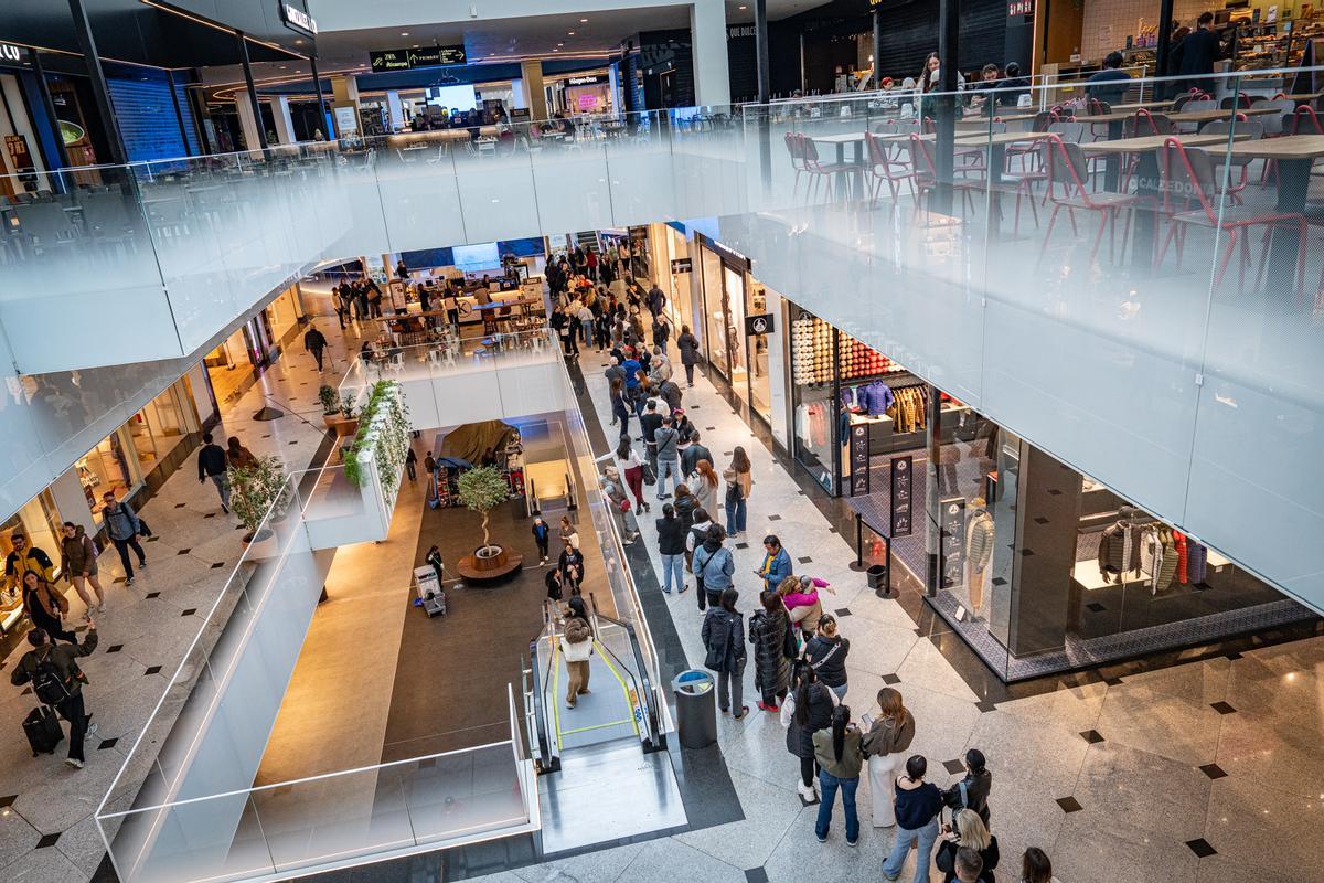 Furor y ofertas en el estreno de la primera tienda en Barcelona del outlet de grandes marcas TK-Maxx
