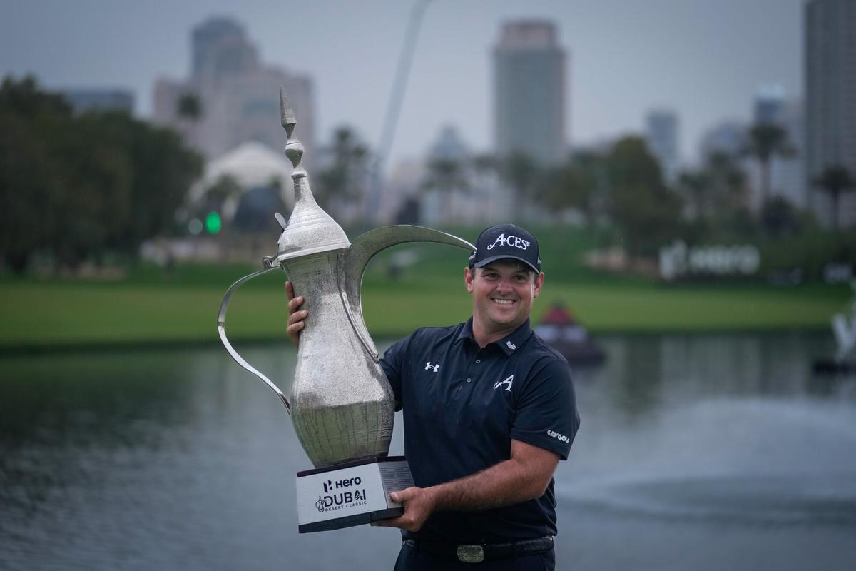 Patrick Reed posa con el trofeo de campeón después de abrir hueco con todos sus perseguidores