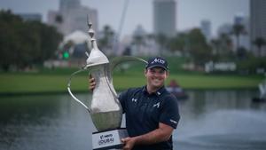 Patrick Reed posa con el trofeo de campeón después de abrir hueco con todos sus perseguidores