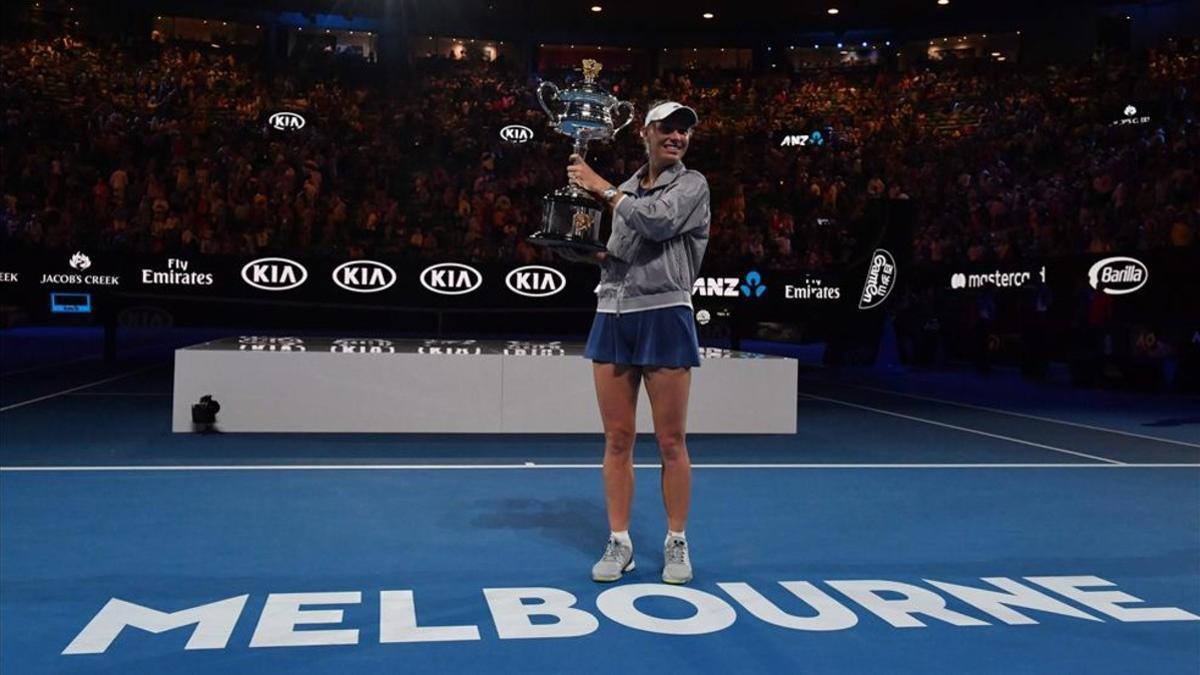 Caroline Wozniacki con la copa Daphne Akhurst