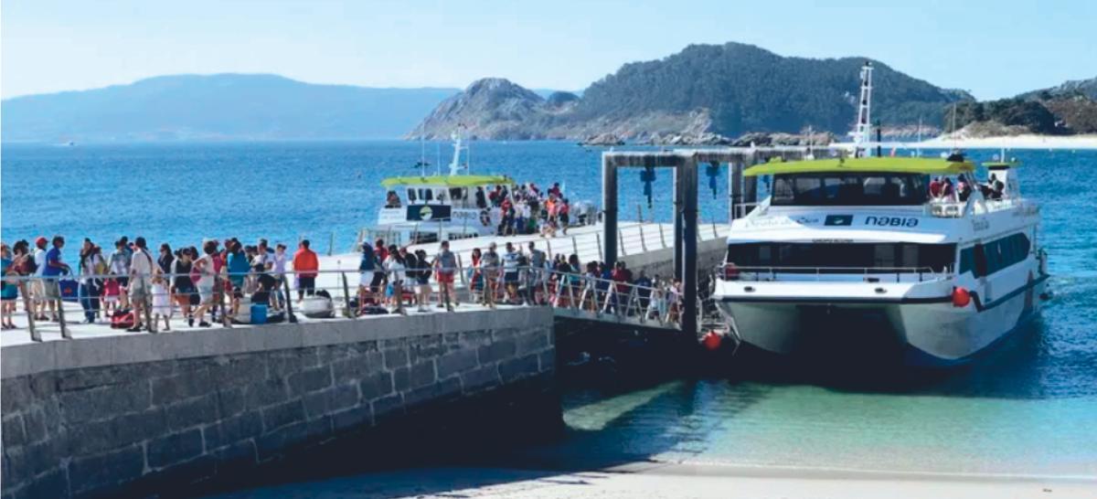 Desembarque no peirao novo de Cíes.