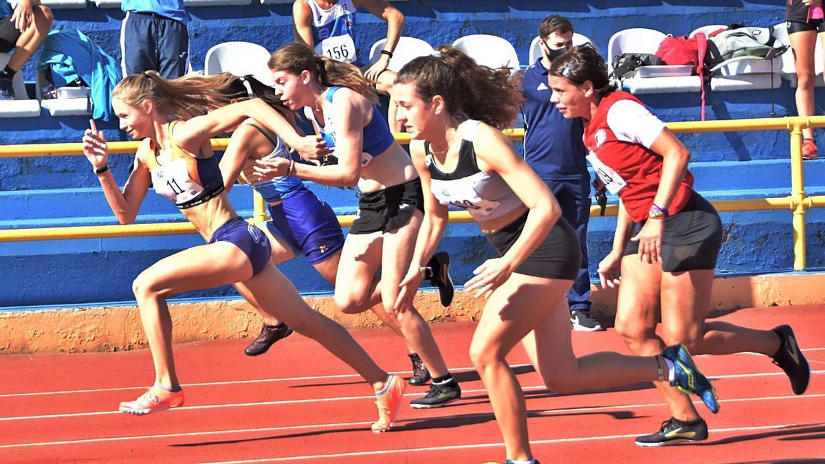 Yissis Cortijo (11), author of the new 200-meter youth regional record, leads her 60-meter series. | | LP / DLP Yissis Cortijo (11), author of the new 200-meter youth regional record, leads her 60-meter series. | | LP / DLP