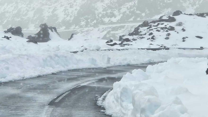 La borrasca Emilia deja nieve en el Teide