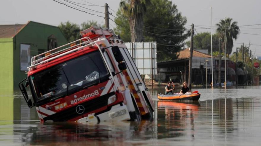 Un camión de bomberos, atrapados en las aguas en Dolores.