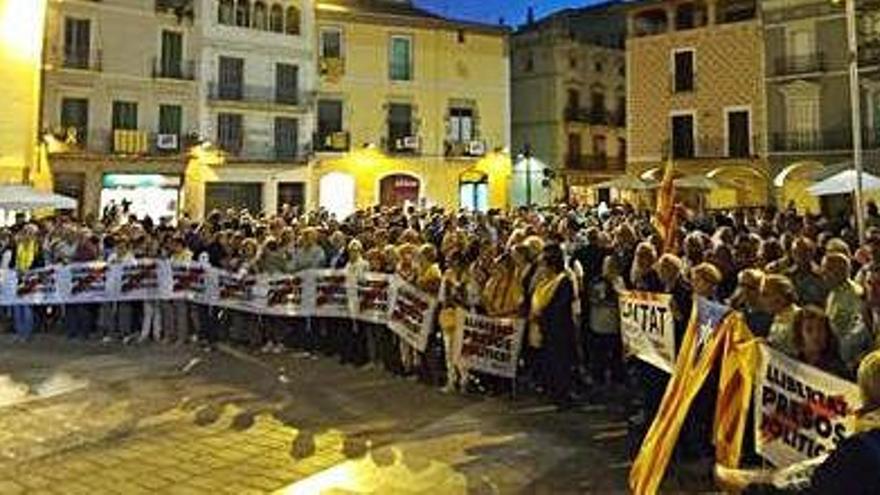 Manifestants concentrats a la plaça de l&#039;Ajuntament d&#039;Igualada