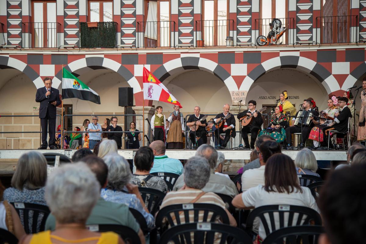 El folklore infantil toma la Plaza Alta de Badajoz