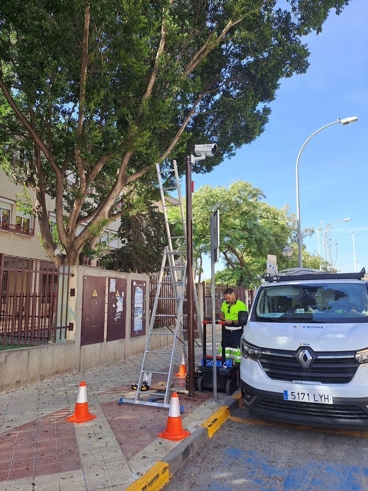 La instalación de cámaras en Elche seguirá las próximas semanas y se espera tener operativo el sistema antes de acabar el año