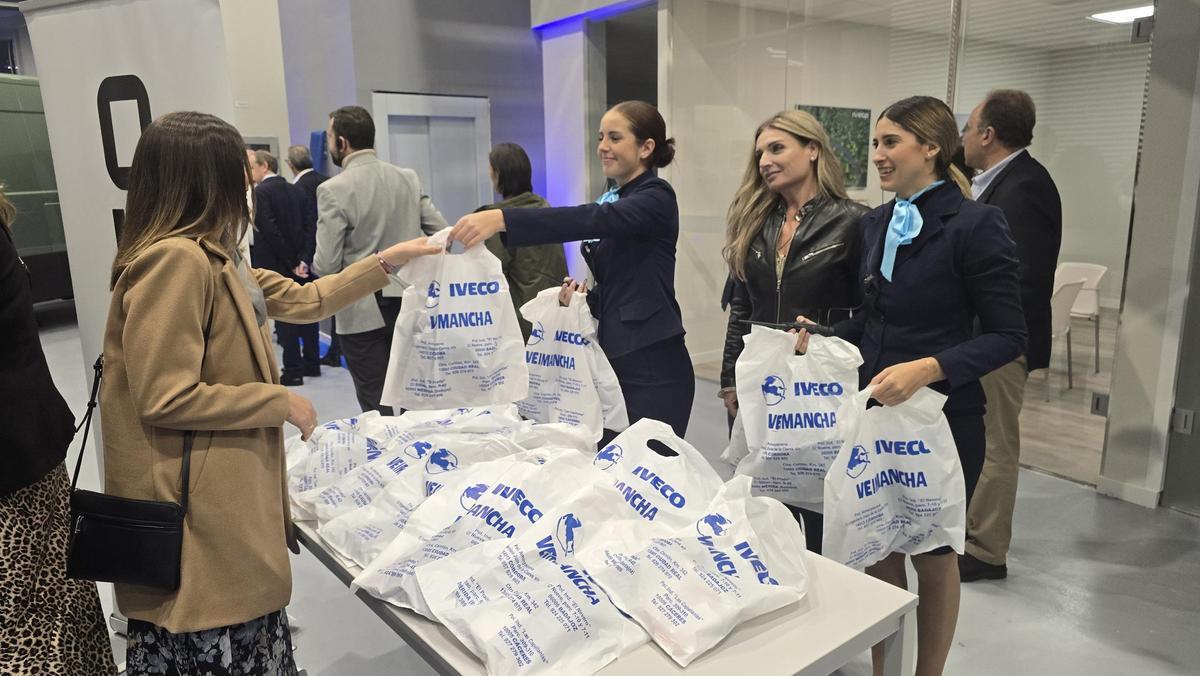 Fashion Azafatas entregando bolsas de bienvenida.