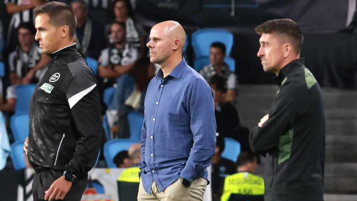 Fredi sigue las evoluciones del choque, con el técnico del Castellón, Pablo Hernández, a su izquierda.
