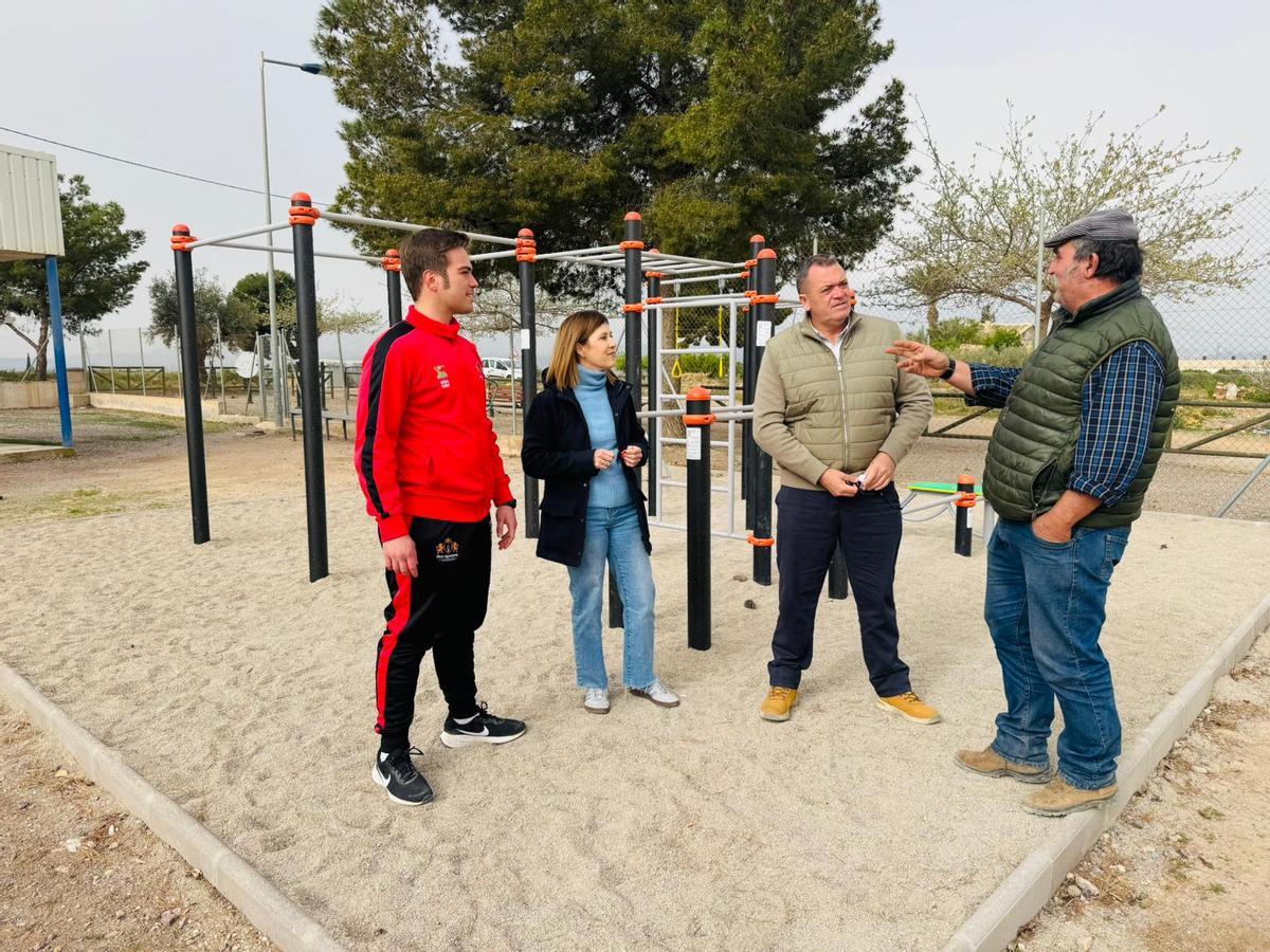 Los ediles, junto a vecinos de Aguaderas, este sábado en la nueva instalación.