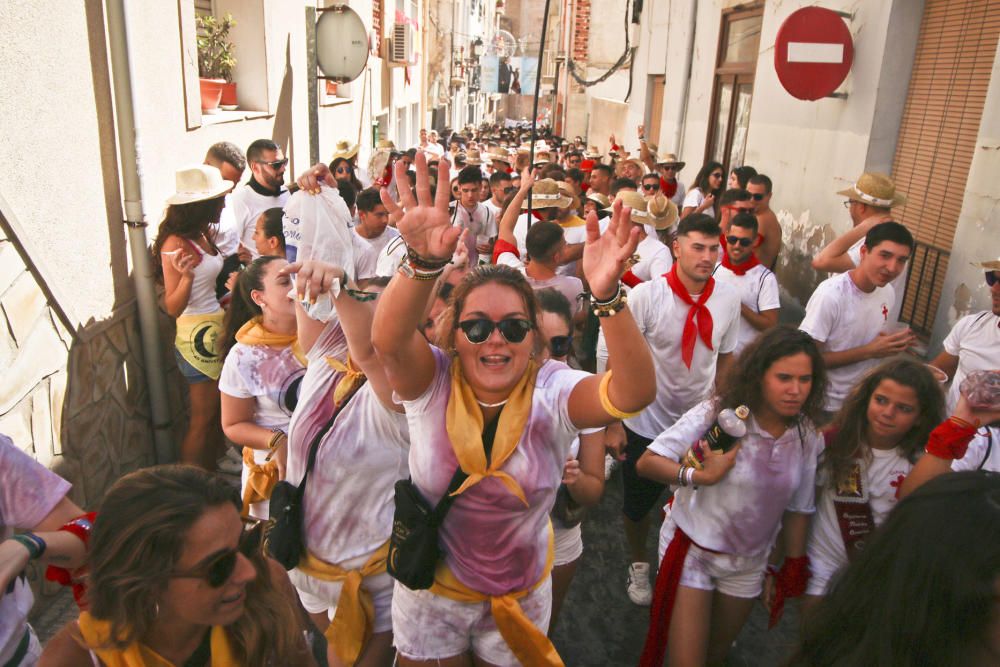 La ermita de San Roque congrega a decenas de personas para comenzar los festejos patronales y de Moros y Cristianos