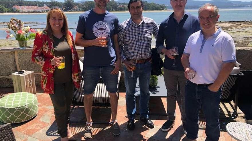 Beatriz Castro (PP), José Antonio Otero (EU), Heladio Outeiro (BNG), José Cacabelos (PSOE) y Félix Lamas (PGD), en una &quot;sesión vermú&quot; con FARO, durante la jornada de reflexión. // Muñiz