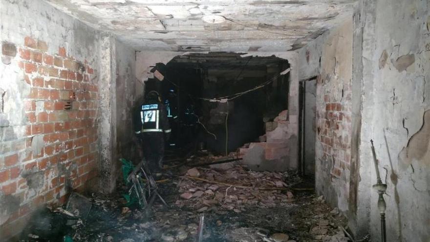 Un incendio de una vivienda en La Rambla se cierra con dos afectados y diez casas desalojadas