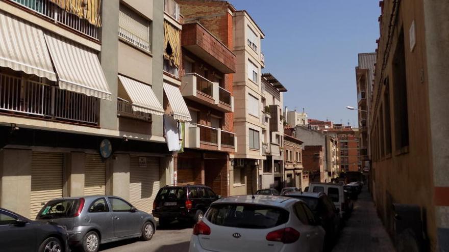 El carrer Girona de Manresa, on els lladres van entrar en un immoble