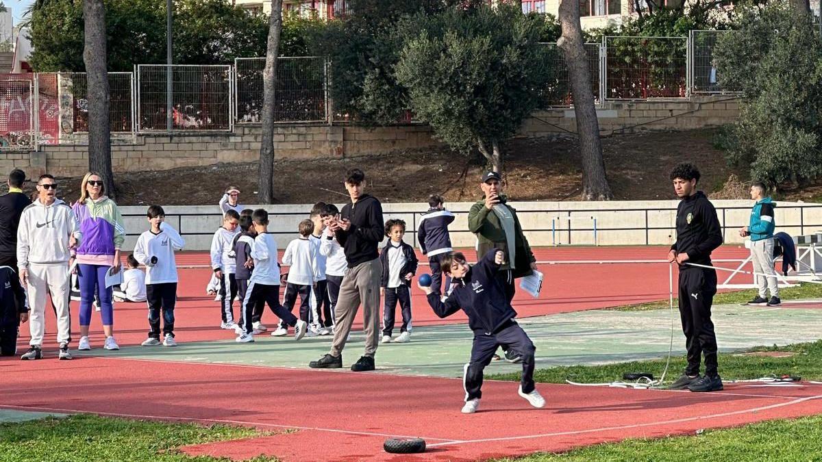 Los escolares compiten en la pista de Gandia