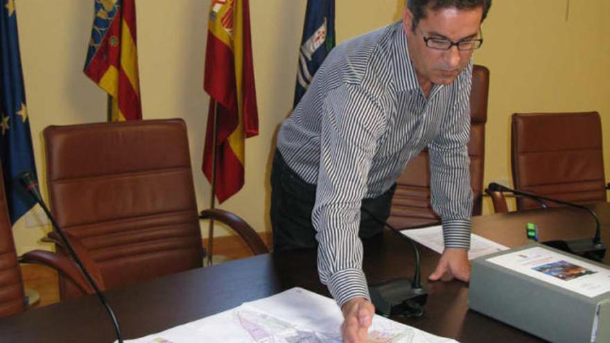 El alcalde de Los Montesinos con el documento del nuevo Plan General de Ordenación Urbana.