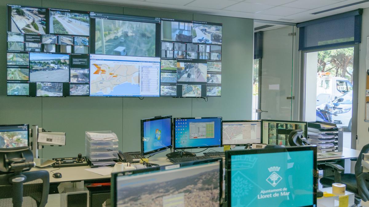 La sala de la Policia Local on hi ha els monitors on es consulten les càmeres de vigilància de Lloret de Mar