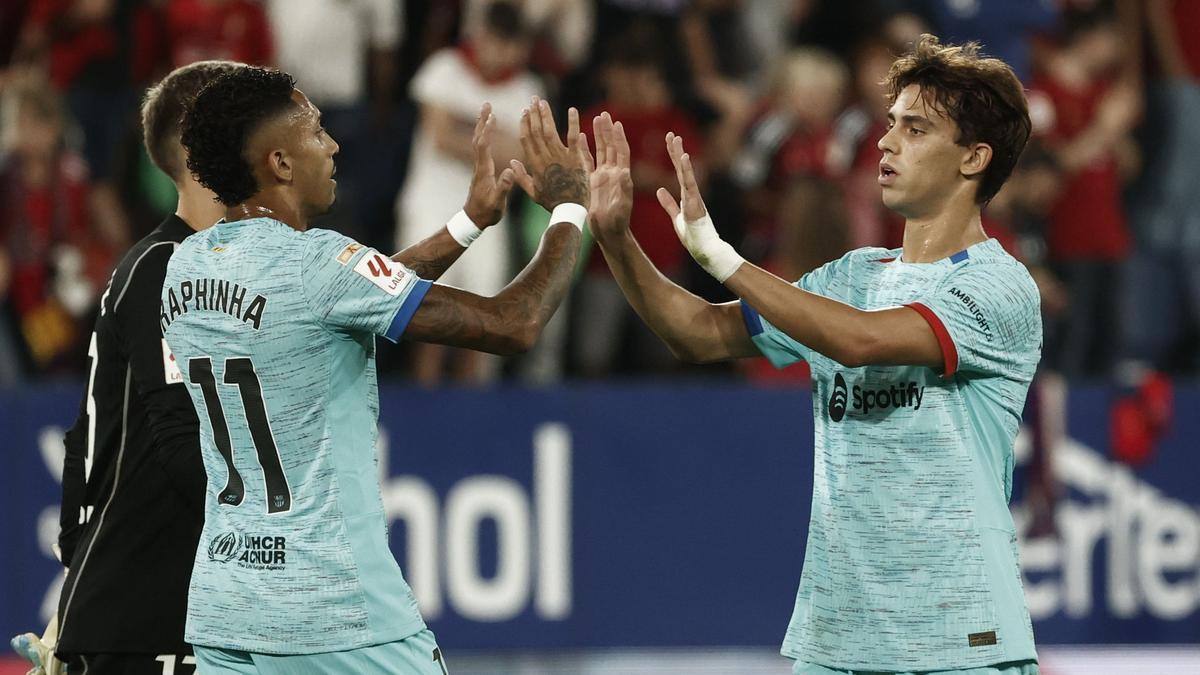 Raphinha y João Félix celebran la victoria del Barça en El Sadar.