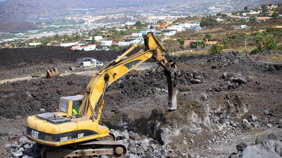 Las palas trabajan en las coladas del Tajogaite para reconstruir la LP-2.