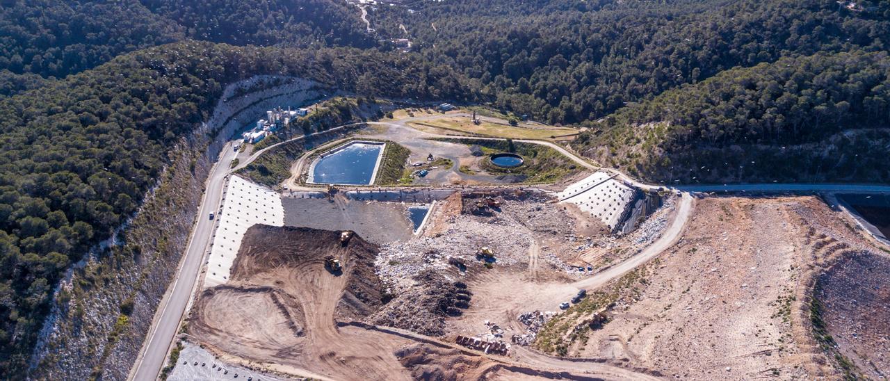 Vista aérea de parte de las instalaciones del vertedero de Ca na Putxa en Santa Eulària.