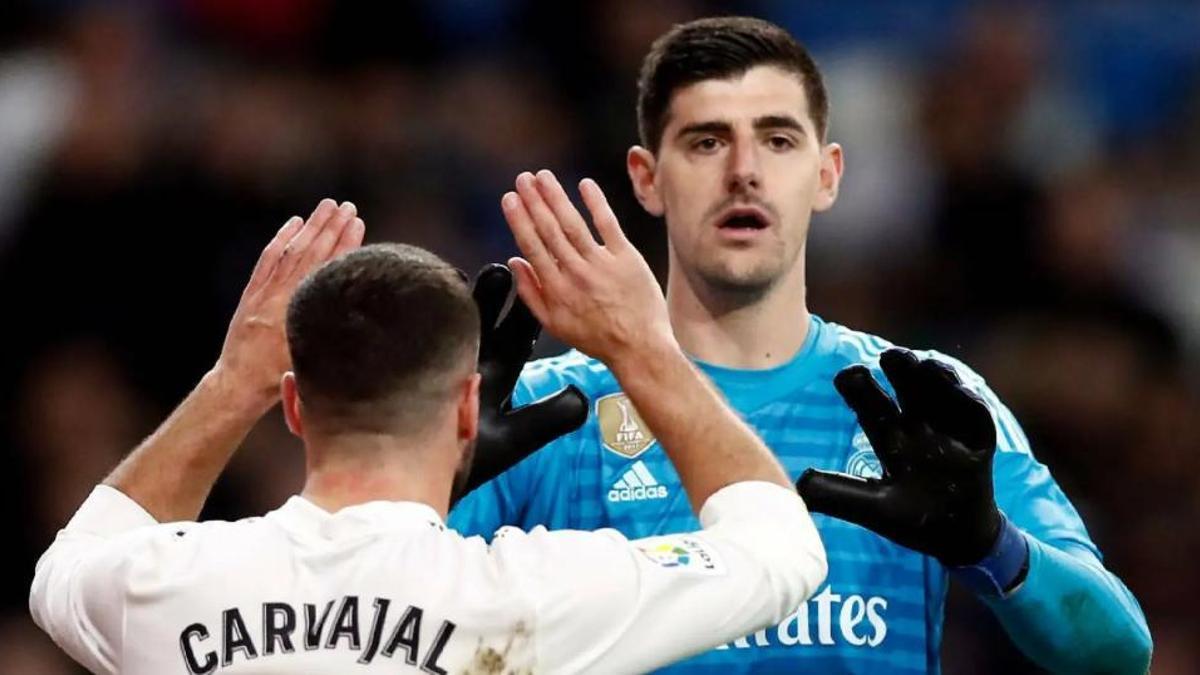 Courtois saluda a Dani Carvajal antes del inicio de un partido del Real Madrid