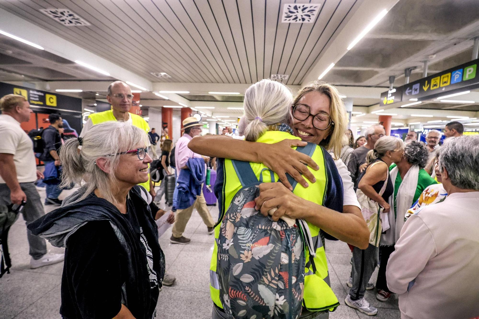 La llegada de Reyes Rigo, Lucía Muñoz y Alejandra Martínez al Aeropuerto de Palma en imágenes