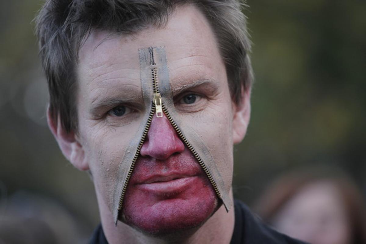 Un home disfressat disfruta d’una festa de Halloween que se celebra en un parc de Johannesburg, Sud-àfrica.