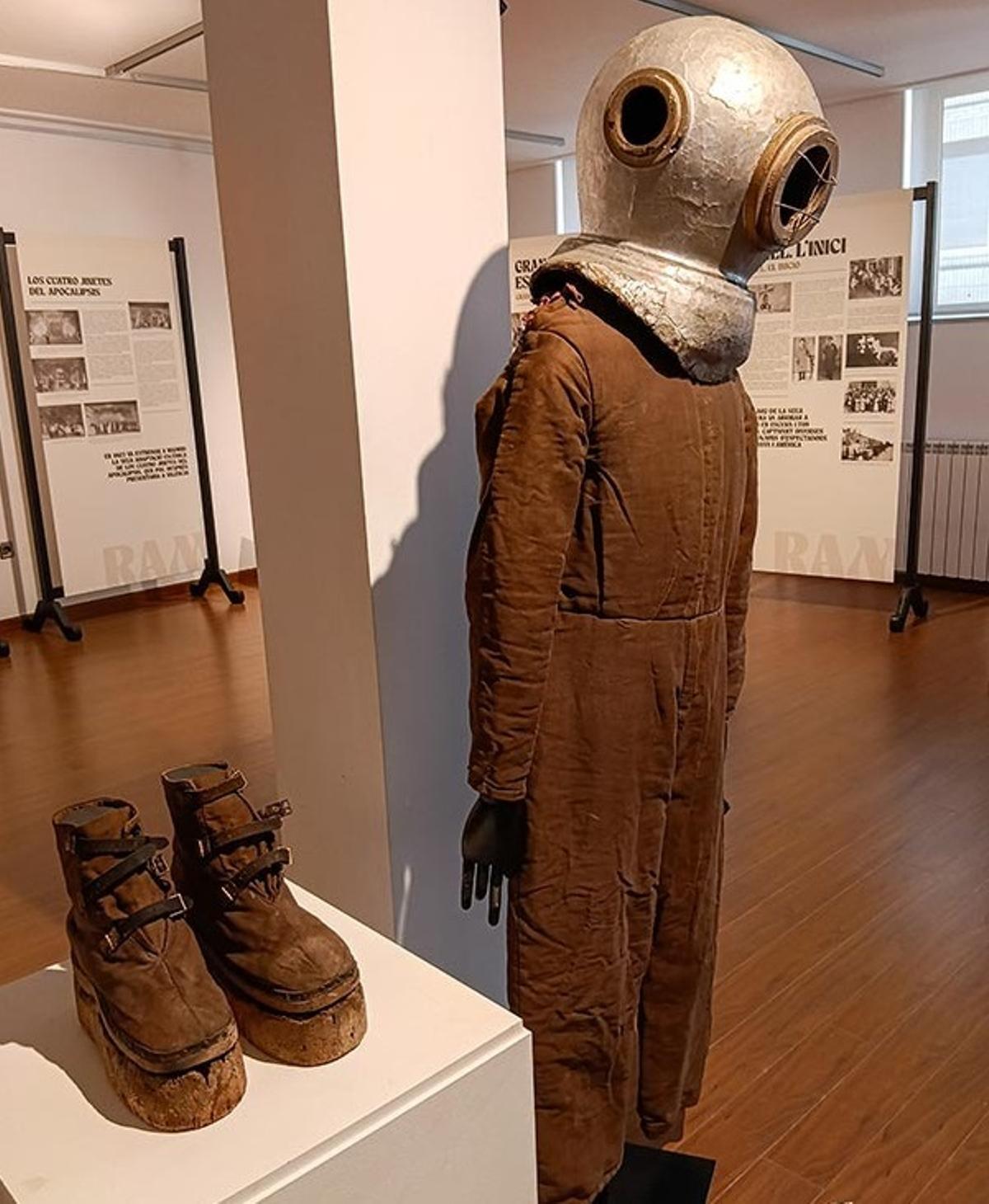 Uno de los trajes teatrales que hay en la exposición sobre Enrique Rambal.