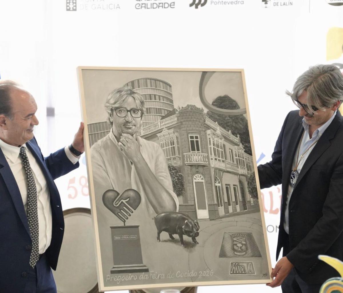 Crespo entrega al pregonero un retrato. | BERNABÉ/AMANDA CASTRO