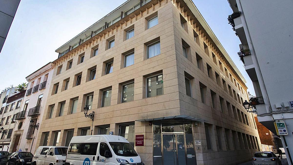 Familiares se niegan a que una firma sancionada gestione el centro de mayores de Velluters