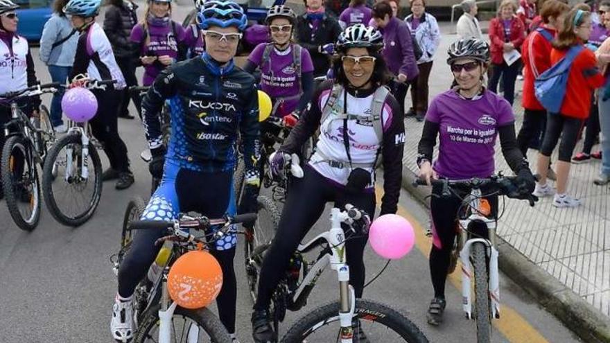 La montañera Rosa Fernández, en el centro, con la ciclista Rocío Gamonal, a la izquierda, en la salida de Barredos.