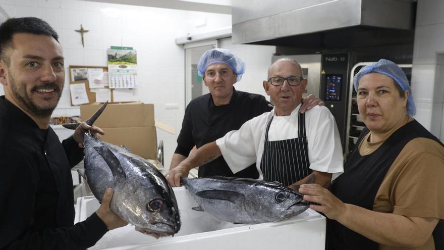 Daniel Salinas, Jonathan Pinto, Miguel Ángel Sánchez y Esther Garrido, en la Cocina Económica de Gijón. | M. L. /