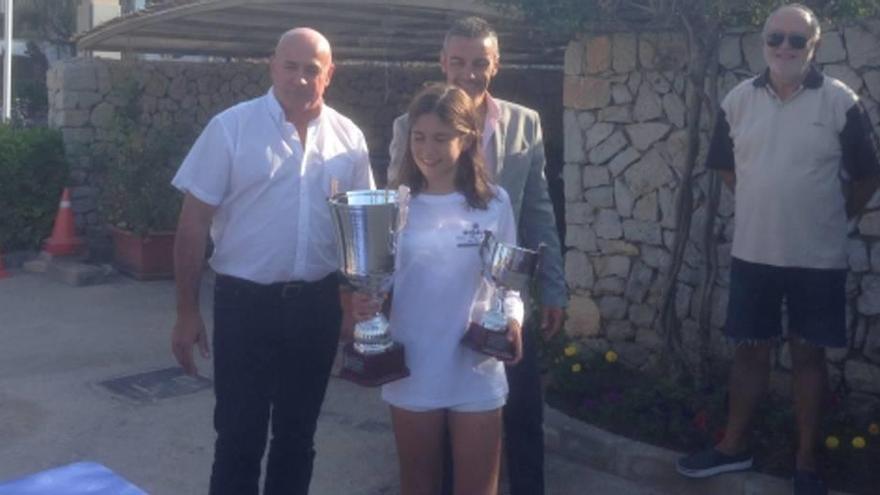 Laura Martínez recoge el trofeo de campeona absoluta del IV Gran Premi Platja d&#039;Alcúdia.