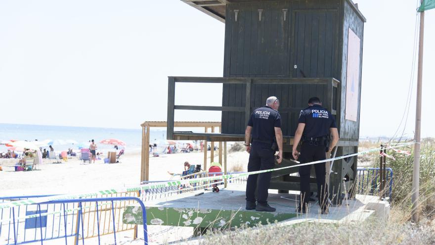 Los amigos del joven muerto al caer la caseta en la playa declaran: ni se subieron doce ni era un botellón