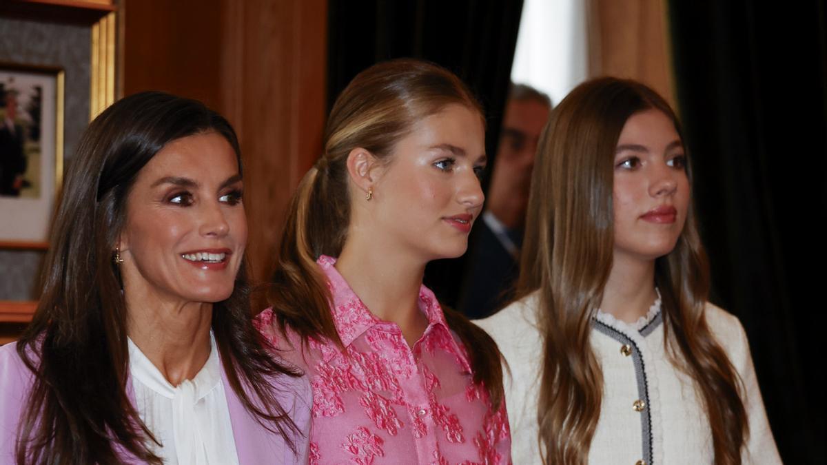 La reina Letizia, junto a sus hijas, en las audiencias previas a los Premios Princesa de Asturias 2023