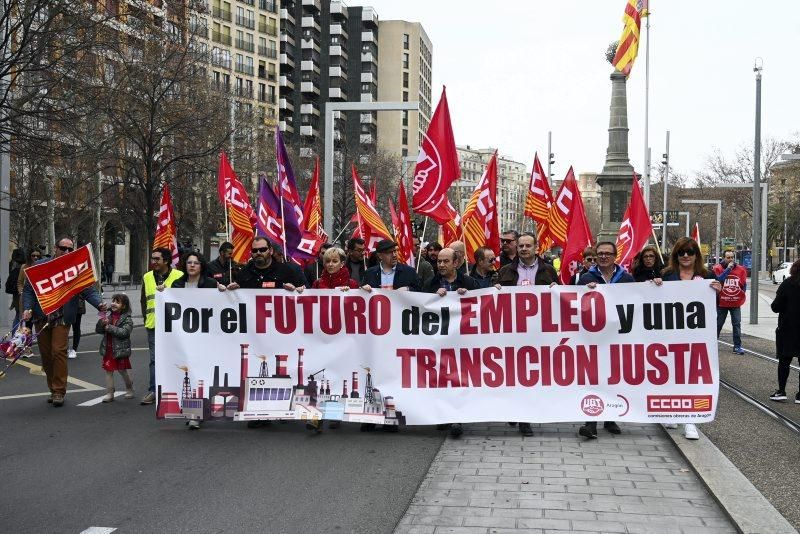 Centenares de personas piden en Zaragoza una garantía de empleo para los trabajadores de la térmica de Andorra