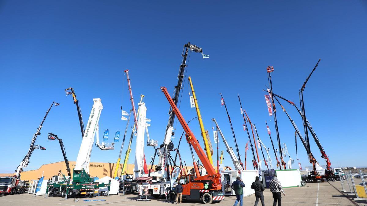 Imagen de las gruas que pueden verse en la feria.