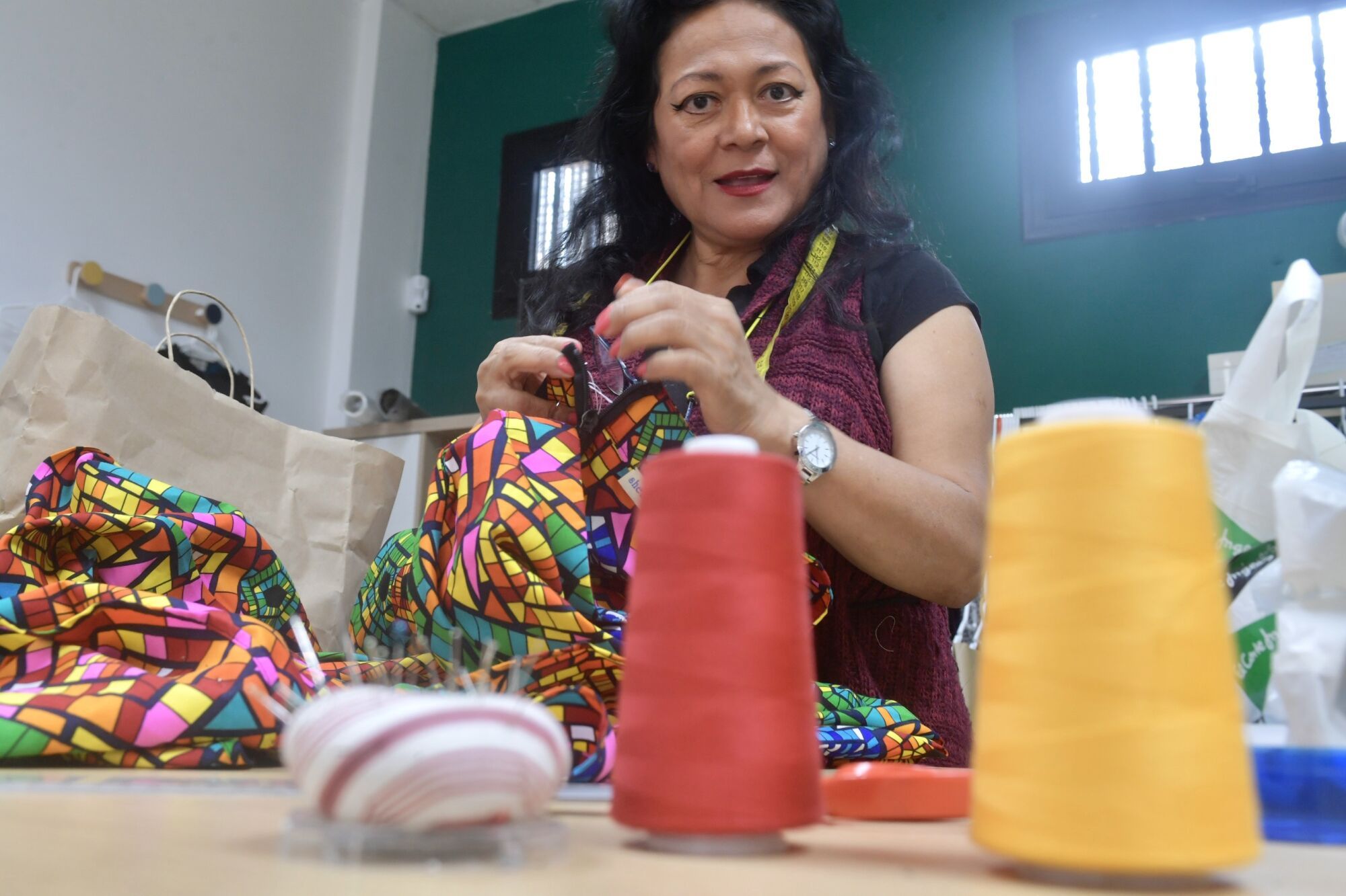 Confección de disfraces en el taller de costura Kallpa y puntos