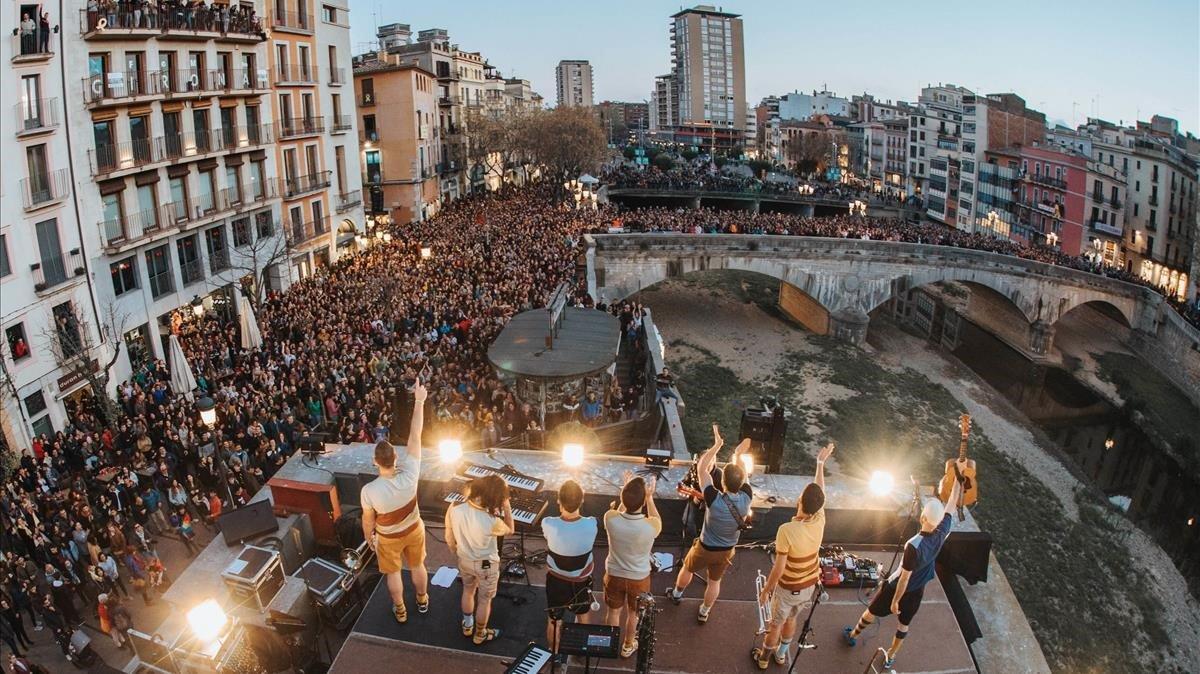 Concierto de Oques Grasses en el centro de Girona.