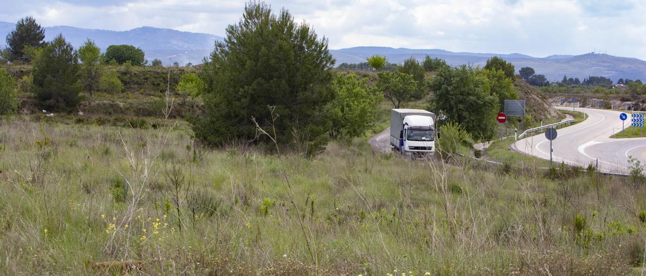 Terrenos del polígono de Sandón situados junto a la autovía.