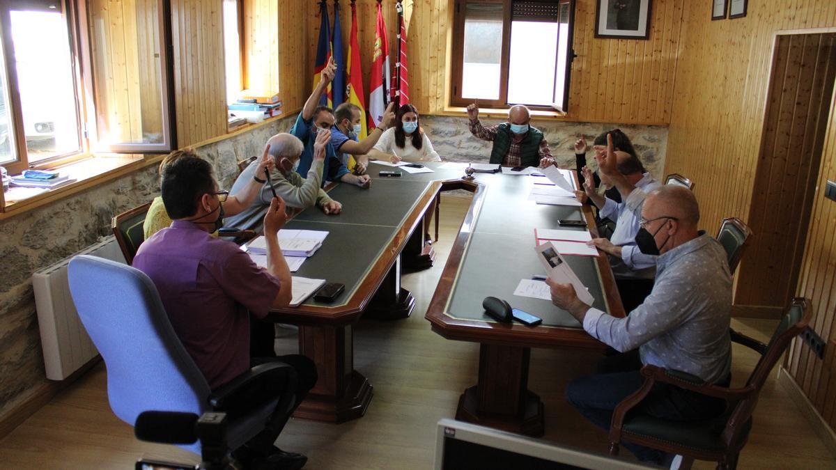 Pleno del Ayuntamiento de Galende. | A. S.