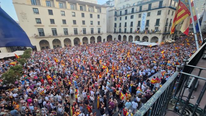 Concentración en solidaridad con Ceuta ante el Ayuntamiento de Alicante