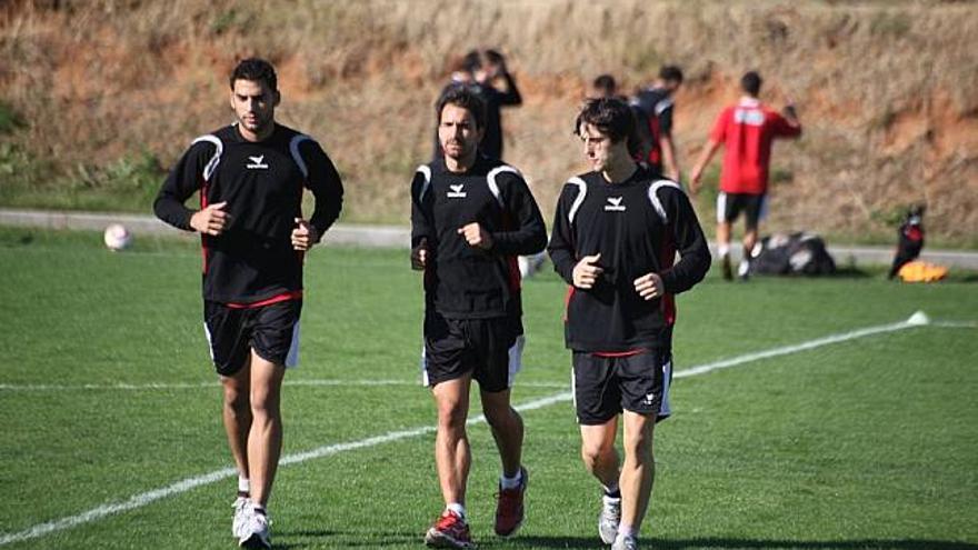 Ibai Rejas, en el centro, durante la sesiónde recuperación que la plantilla llevó a cabo en la matinal de ayer.