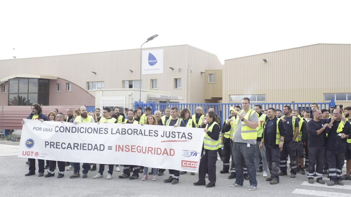 Los empleados reclaman mejoras laborales y salariales.