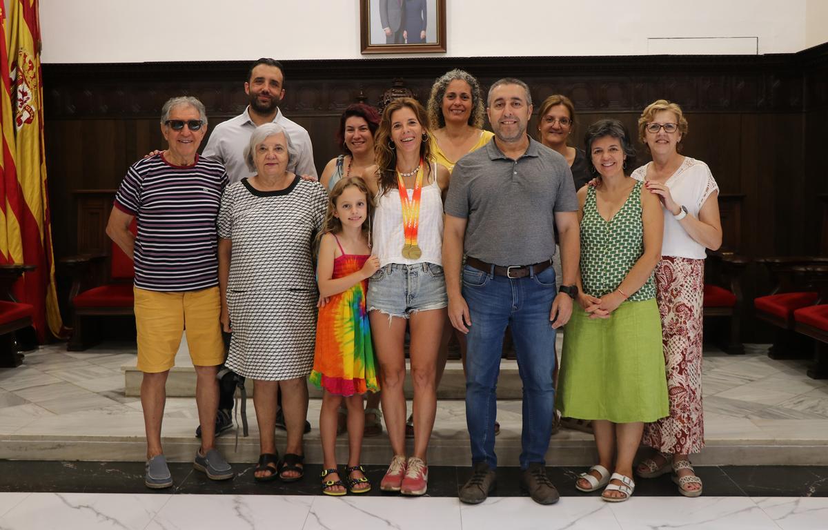 Recepción del ayuntamiento a la deportista junto a sus familiares.