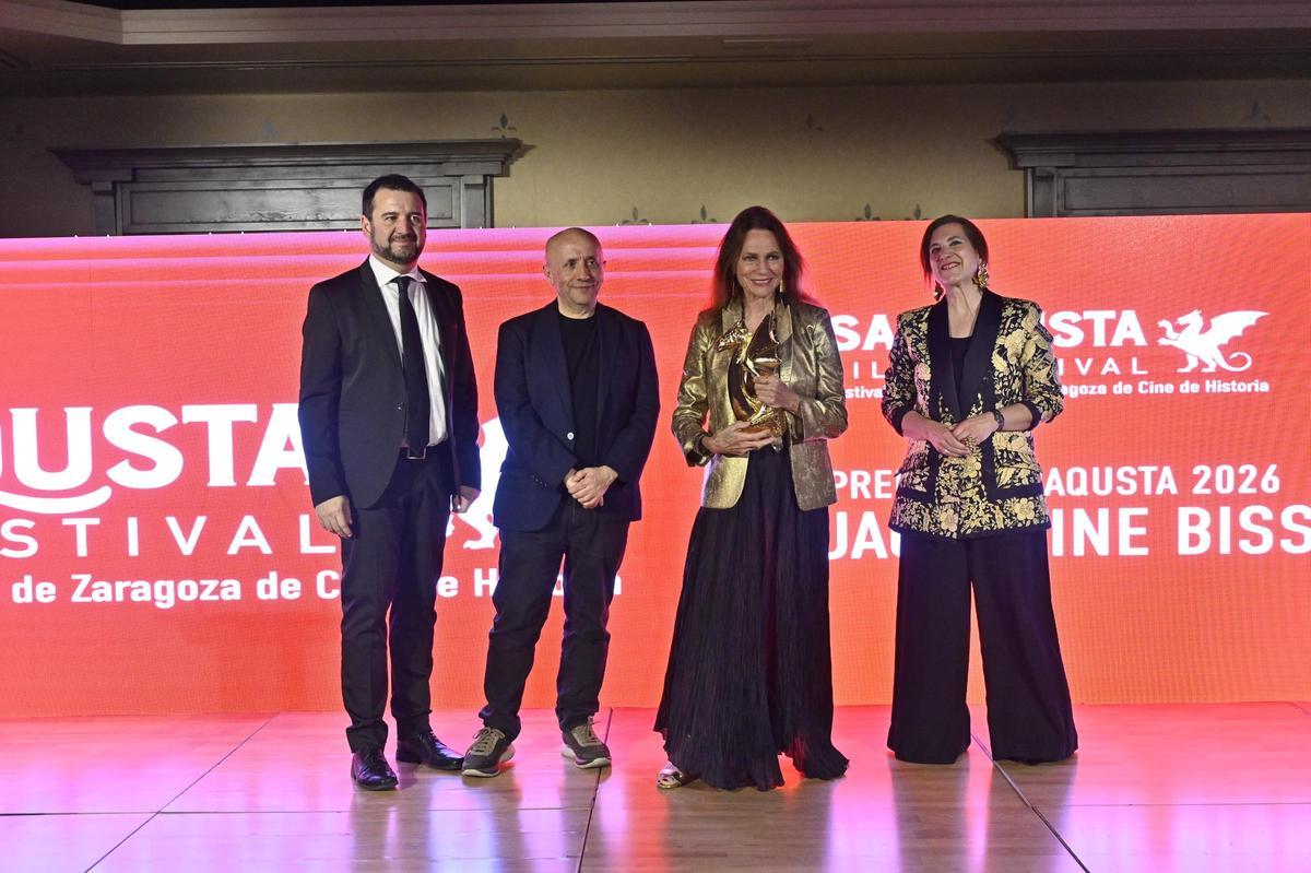 Jacqueline Bisset posa tras recibir su Dragón de Oro, este viernes junto a José Ángel Delgado, Luis Alegre y Sara Fernández.