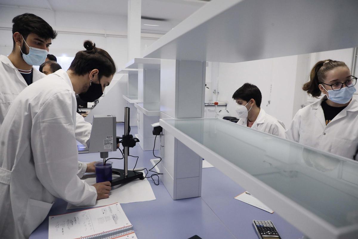 Trabajadores en un laboratorio químico de Valencia