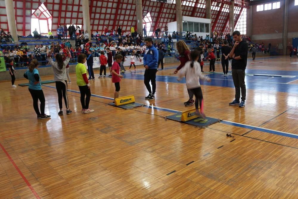 Jugando al atletismo en Alcantarilla