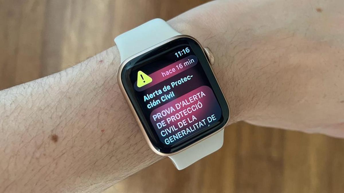 El mensaje de alerta de emergencia recibido en Barcelona, en un reloj inteligente.