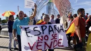 Varios ministros, mucha seguridad y una tímida protesta en la segunda jornada de Pedro Sánchez en Málaga